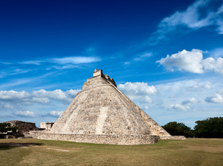 Fototapeta na wymiar Piramidy Majów (Pyramid of the Magician, Adivino) w Uxmal, Mexic