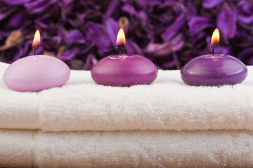 Obraz na płótnie Canvas purpurowe świece na ręcznik do masażu (3)