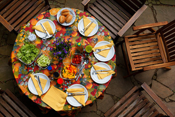 Gedeckter Tisch im Garten