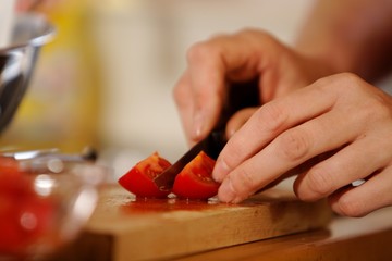 Obraz na płótnie Canvas Tomaten schneiden in der Küche