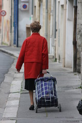 Personne équipée de son cabas - du retour du marché de Libourne