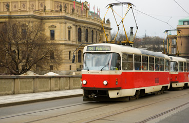 Naklejka na ściany i meble Słynny czerwony tramwaj w Pradze, Republika Czeska