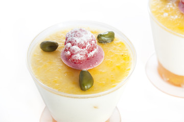 Vanille Mango Mouse with Raspberry