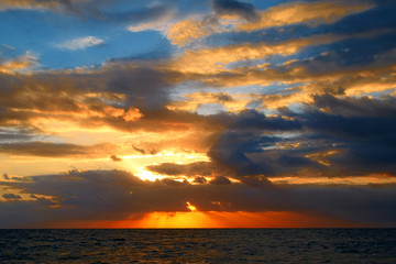 Fototapeta premium sunrise at a cancun beach resort
