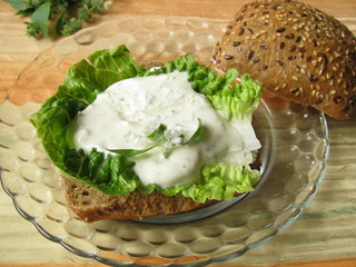 Körnerbrötchen mit Kräuterquark