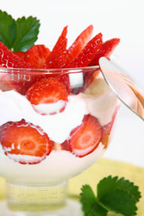 quark-dessert mit erdbeeren