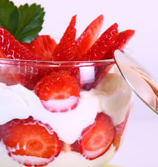 joghurt -dessert mit erdbeeren