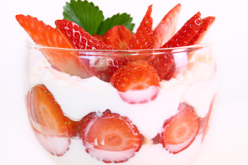 joghurt-quark-desserrt mit erdbeeren