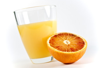 Glas mit Orangensaft