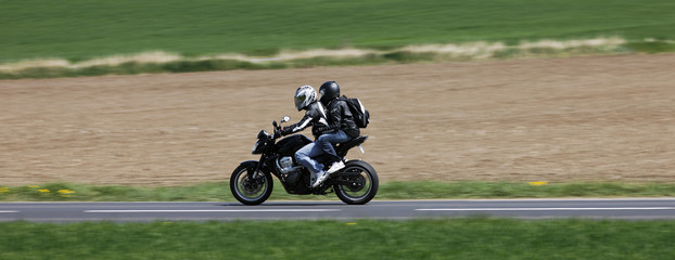 &agrave; deux &agrave; moto