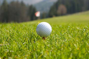 Golfball beim Abschlag