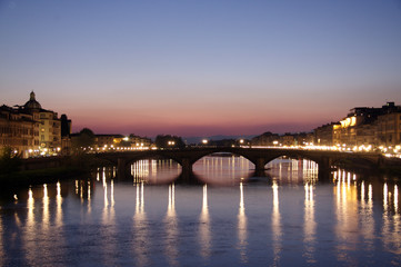 Florencia, rio arno al anochecer