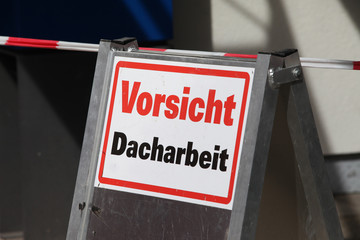 schild vorsicht dacharbeiten