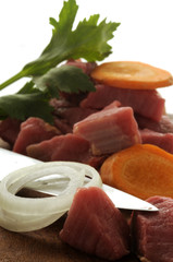 Carne cruda per lo spezzatino e verdure