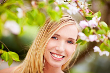 Fototapeta premium Frau lacht im Frühling