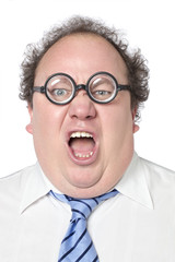homme obèse grosses lunettes hurlant