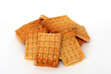 Ein Berg Waffeln auf weißem Untergrund