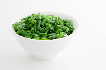 Geschnittener Schnittlauch im Porzellanschälchen