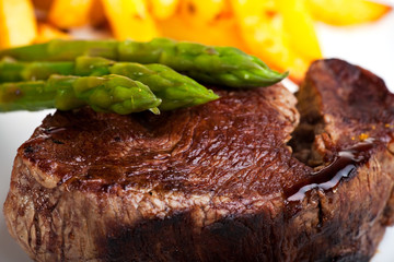 gegrilltes Steak mit grünem Spargel