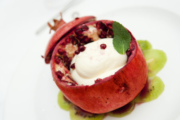 Granatapfel Dessert mit Vanilleeis