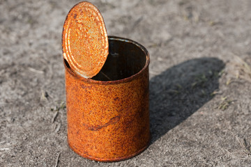 Rusty can