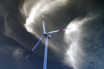 Windkraftanlage beim Sturm