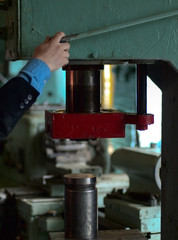 Hydraulic press with officeman hand