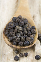 Pfefferkörner auf Holzlöffel