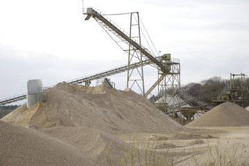 Auskiesung Kieswerk mit Förderbändern und Sandbergen