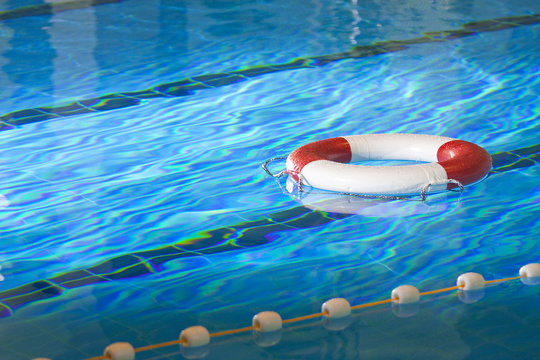 Rettungsring in Schwimmbecken