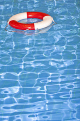 Welliges Wasser mit Rettungsreifen