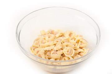 Schüssel mit frischen Tortellini mit Tomaten-Ricotta Füllung