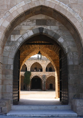 Fototapeta na wymiar Wejście do Khan el-grzywką, Sydonie (Liban)
