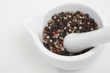Mörser mit bunten Pfefferkörner