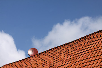 Hausdach mit Satellitenantenne