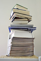 pila di libri su sedia