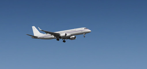 Flugzeug vor blauem Himmel