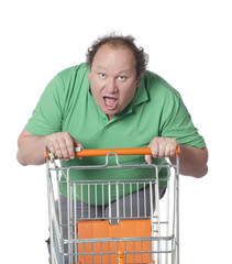 homme courant avec un caddie de supermarché