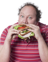 homme obèse dévorant un sandwich