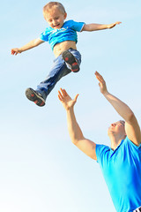 Vater mit Sohn Drau&szlig;en