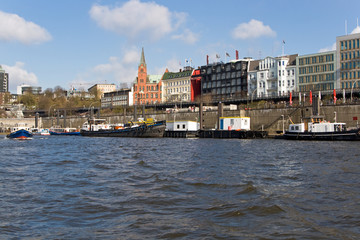 Obraz premium Hamburger Hafen, St. Pauli, schwedische Gustav-Adolf-Kirche