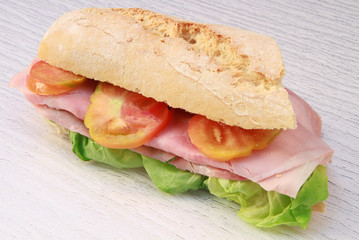 panino con prosciutto cotto,insalata e pomodori