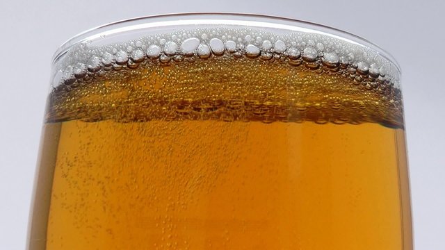 Bier oder Bierglas mit Schaumkrone Video