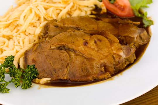 Schweinebraten mit Malzso&szlig;e und Sp&auml;tzle