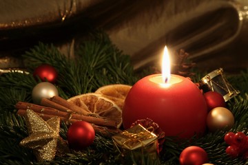 Adventskerze mit Deko