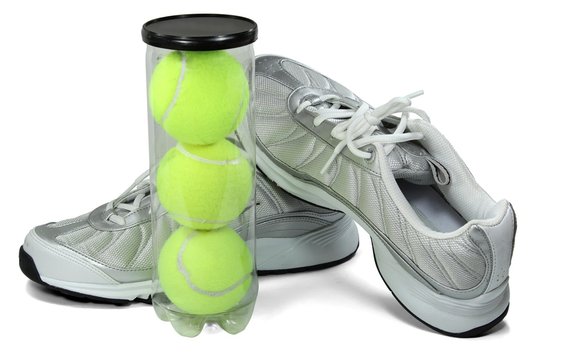 Sportschuhe mit Tennisbällen