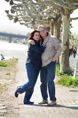 Paar stehen am Flussufer