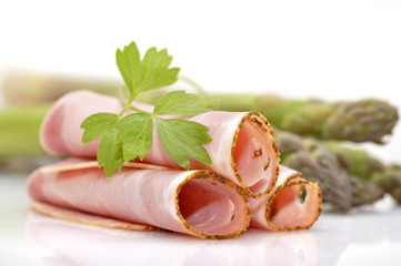 Grüner Spargel mit Schinken