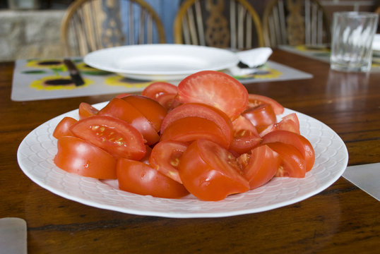 Fresh sliced tomatoes on a plate