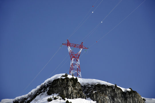 Pyl&ocirc;ne &eacute;lectrique en montagne